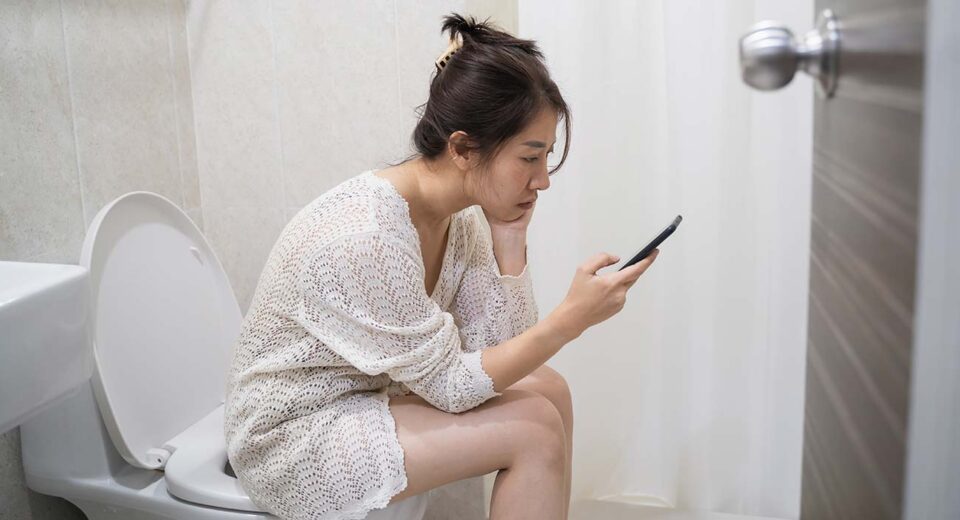 Toilet Scrolling: What are the mental and physicals health dangers?